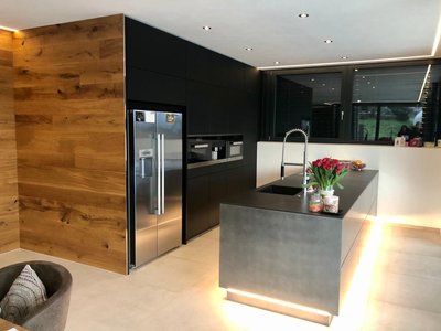 Neubau AV2035 schwarz Mattlack